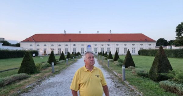 Stephan Zurfluh vor Augarten Museumsgebäude